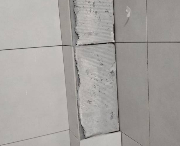 西区瓷砖空鼓维修公司分享下瓷砖施工前基层浇水润湿程度不足，可能导致以下问题