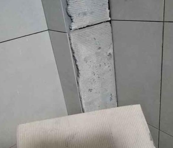 西区瓷砖空鼓维修公司分享下厨房瓷砖脱落的补救措施。